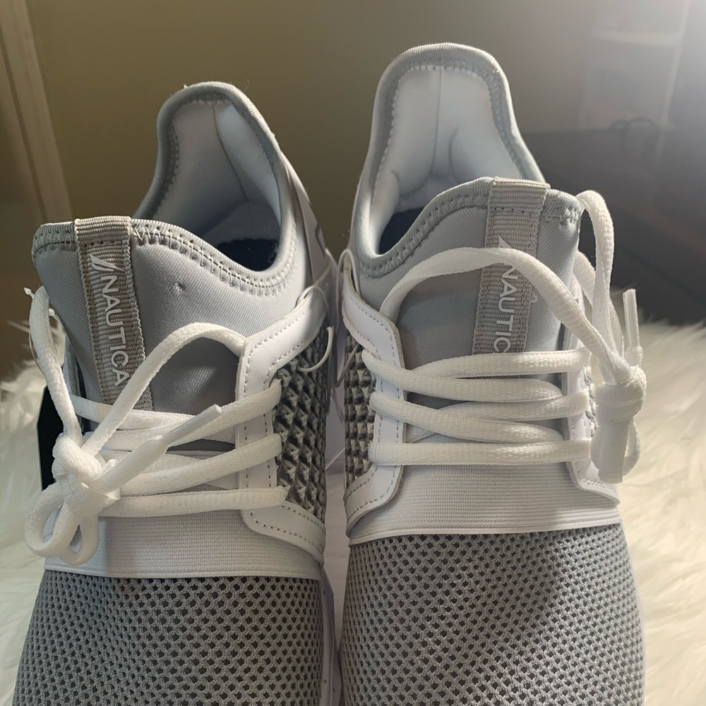 Tennis shoes